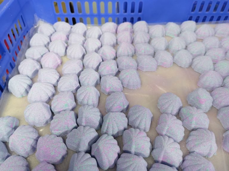 Bombe da bagno con conchiglie fai da te, bombe da bagno arcobaleno con nuvole? Bombe all’ingrosso cinese, fabbrica di bombe da bagno arcobaleno in Cina